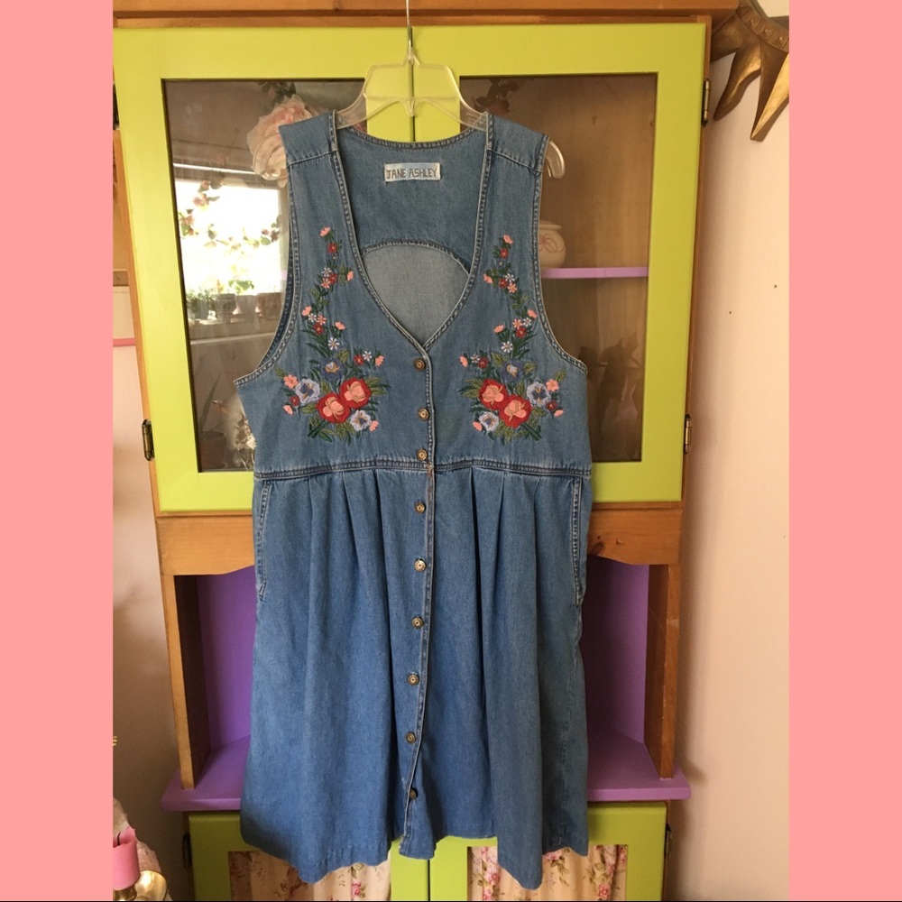 🌷floral embroidered denim dress🌷